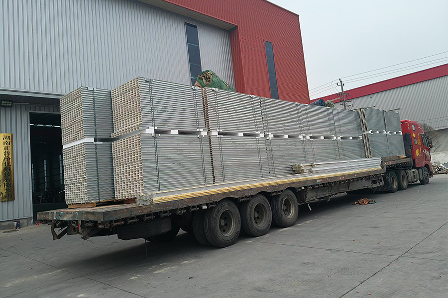 彩鋼夾芯板和彩鋼復合板有什么區別?